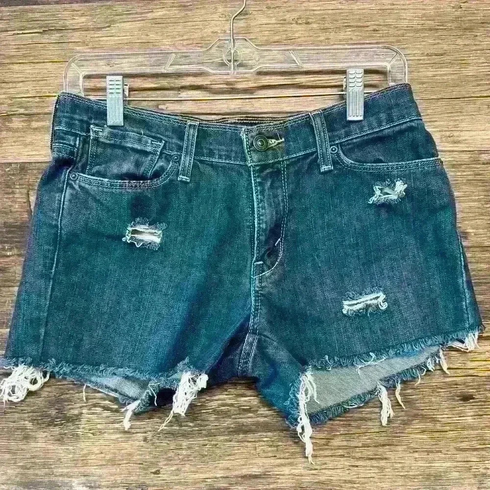 Levi’s Women’s Jean Shorts size 4 - Picture 1 of 4